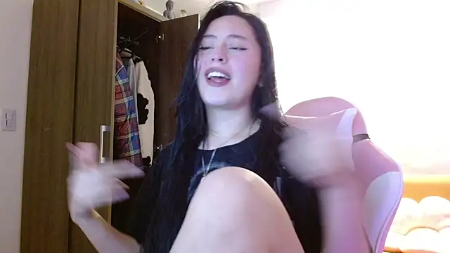 Snapshot of madissooon__ chatting on 11/21/25, 04:55 madissooon online show from 11/21/25, 04:55