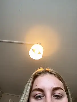 Layla 20  online show from 10/06/25, 12:02