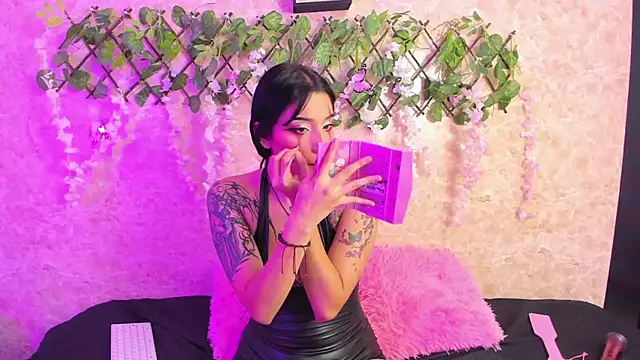 Snapshot of ImEmily444 chatting on 10/19/25, 01:28 ImEmily444 online show from 10/19/25, 01:28