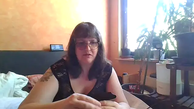 Snapshot of ladyfrombonn chatting on 04/08/26, 01:33 ladyfrombonn online show from 04/08/26, 01:33