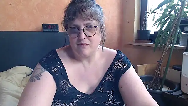 Snapshot of ladyfrombonn chatting on 04/16/26, 04:19 ladyfrombonn online show from 04/16/26, 04:19
