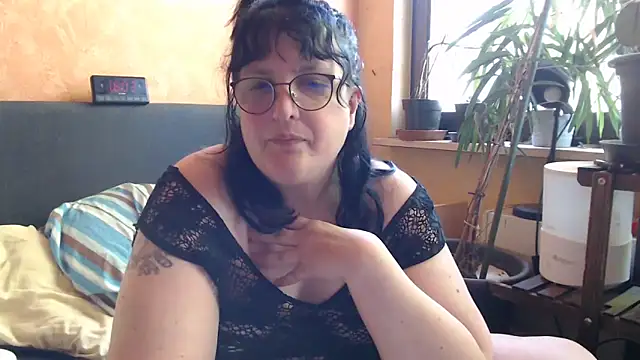 Snapshot of ladyfrombonn chatting on 04/19/26, 02:05 ladyfrombonn online show from 04/19/26, 02:05