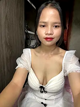 Snapshot of Hana-44 chatting on 10/22/25, 01:28 Hana-44 online show from 10/22/25, 01:28