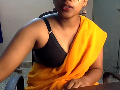 Snapshot of Hot-Honey20 chatting on 10/14/25, 01:23 Hot-Honey20 online show from 10/14/25, 01:23