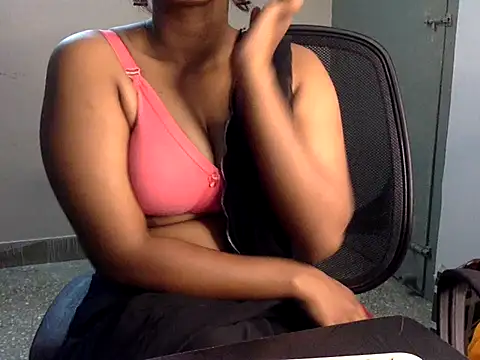 Snapshot of Hot-Honey20 chatting on 10/17/25, 12:08 Hot-Honey20 online show from 10/17/25, 12:08