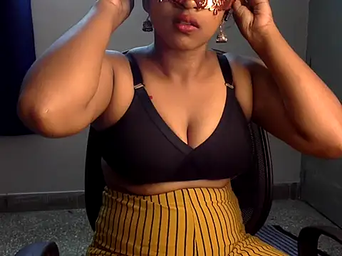 Snapshot of Hot-Honey20 chatting on 10/24/25, 12:56 Hot-Honey20 online show from 10/24/25, 12:56