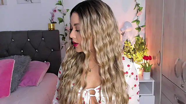 Snapshot of isajonnes18 chatting on 10/16/25, 02:34 isajonnes18 online show from 10/16/25, 02:34