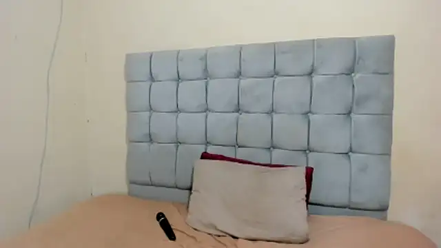 Snapshot of curveAss222 chatting on 10/18/25, 05:35 curveAss222 online show from 10/18/25, 05:35