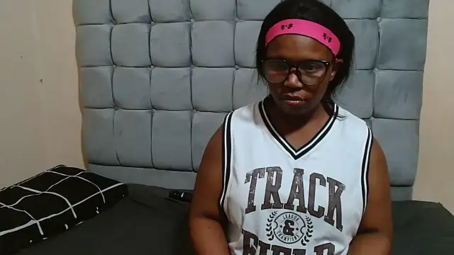 Snapshot of curveAss222 chatting on 11/16/25, 04:01 curveAss222 online show from 11/16/25, 04:01