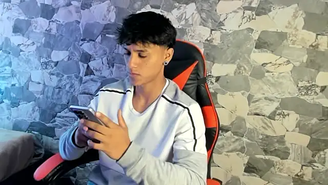 ZYZZ1312 online show from 05/12/26, 05:21