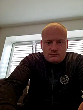 svenni2525 online show from 09/28/25, 03:28