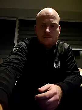 svenni2525 online show from 10/28/25, 02:15