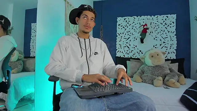 Snapshot of Adonis_WB chatting on 11/14/25, 08:51 Adonis WB online show from 11/14/25, 08:51