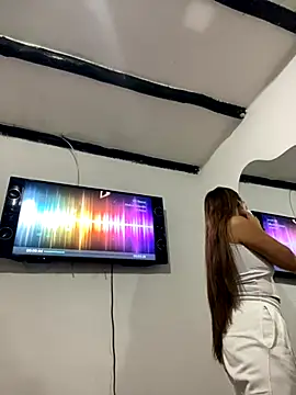 Snapshot of Sara-cooper2 chatting on 10/28/25, 01:03 Sara-cooper2 online show from 10/28/25, 01:03