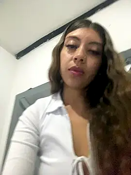 Snapshot of Sara-cooper2 chatting on 12/13/25, 07:53 Sara-cooper2 online show from 12/13/25, 07:53