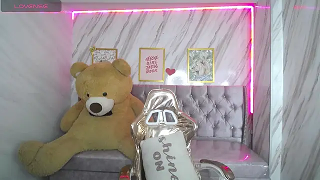 Snapshot of Eilyn_love_b chatting on 09/18/25, 12:51 Eilyn love b online show from 09/18/25, 12:51