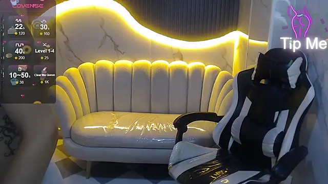 Snapshot of Eilyn_love_b chatting on 10/11/25, 12:47 Eilyn love b online show from 10/11/25, 12:47