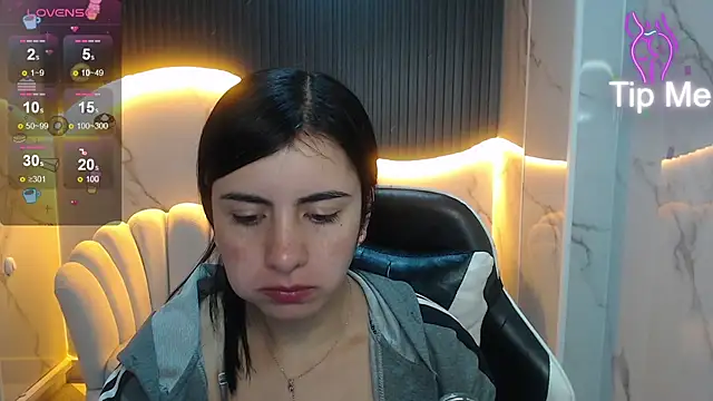 Snapshot of Eilyn_love_b chatting on 10/13/25, 12:49 Eilyn love b online show from 10/13/25, 12:49