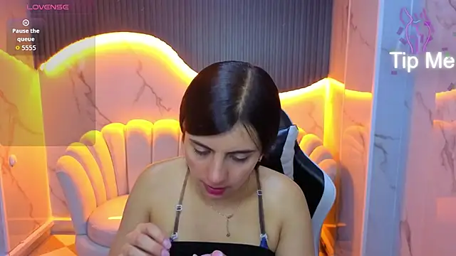 Snapshot of Eilyn_love_b chatting on 10/17/25, 12:52 Eilyn love b online show from 10/17/25, 12:52