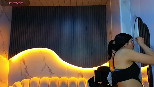 Snapshot of Eilyn_love_b chatting on 10/20/25, 12:49 Eilyn love b online show from 10/20/25, 12:49