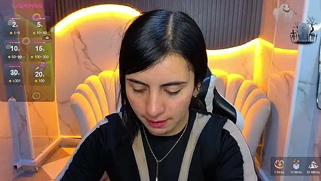 Snapshot of Eilyn_love_b chatting on 10/28/25, 01:03 Eilyn love b online show from 10/28/25, 01:03