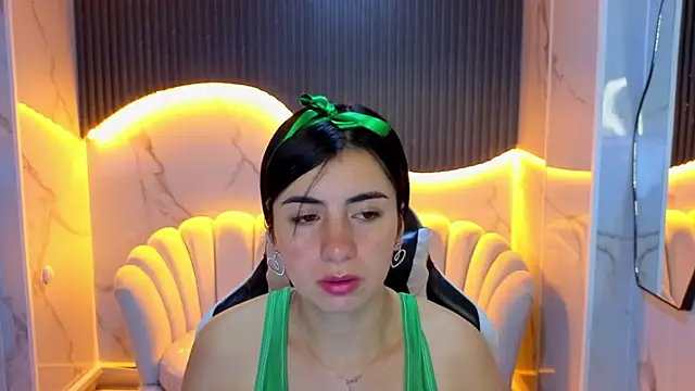 Snapshot of Eilyn_love_b chatting on 10/31/25, 12:50 Eilyn love b online show from 10/31/25, 12:50