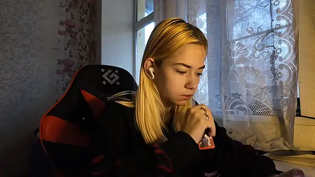 Witching Moon online show from 11/18/25, 07:35