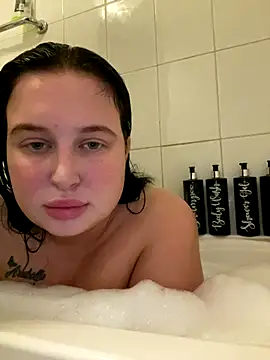 Snapshot of brunetteGirl274 chatting on 10/23/25, 07:56 brunetteGirl274 online show from 10/23/25, 07:56