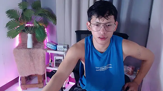 Snapshot of pinkcock_froi2305 chatting on 12/14/25, 02:17 pinkcock froi2305 online show from 12/14/25, 02:17