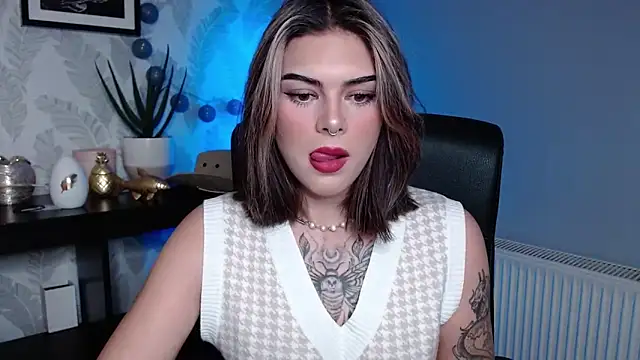 Snapshot of Nova_SIN chatting on 11/14/25, 06:12 Nova SIN online show from 11/14/25, 06:12