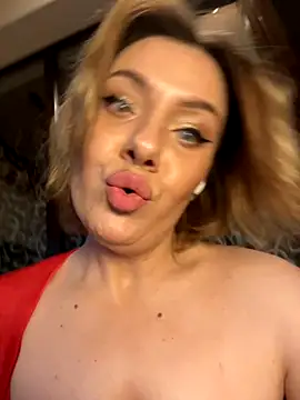 Snapshot of emmasweett11 chatting on 11/16/25, 02:33 emmasweett11 online show from 11/16/25, 02:33