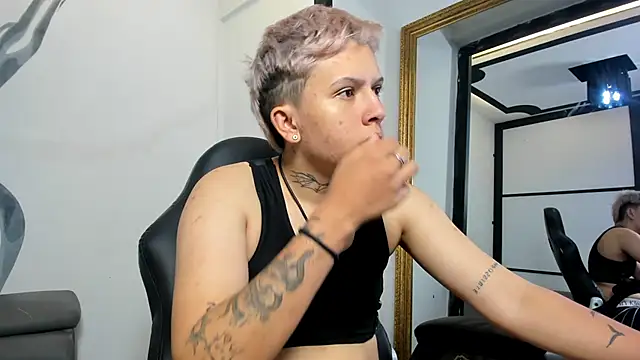 Snapshot of AlanRed_ chatting on 09/19/25, 03:52 AlanRed  online show from 09/19/25, 03:52