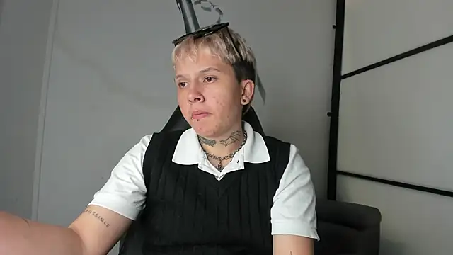 Snapshot of AlanRed_ chatting on 10/03/25, 04:31 AlanRed  online show from 10/03/25, 04:31