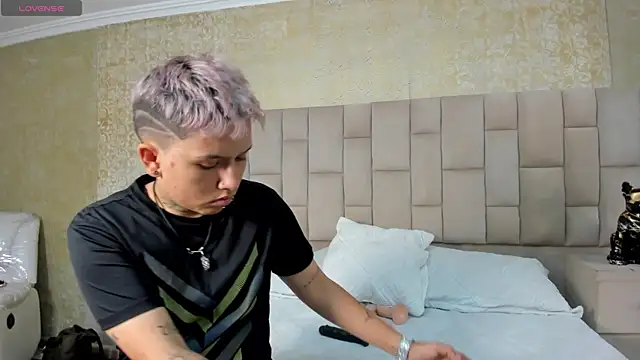 Snapshot of AlanRed_ chatting on 10/12/25, 06:29 AlanRed  online show from 10/12/25, 06:29