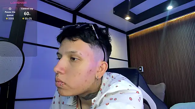 Snapshot of AlanRed_ chatting on 10/21/25, 07:47 AlanRed  online show from 10/21/25, 07:47