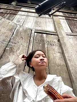 Snapshot of __Nhug__05 chatting on 09/10/25, 12:43   Nhug  05 online show from 09/10/25, 12:43