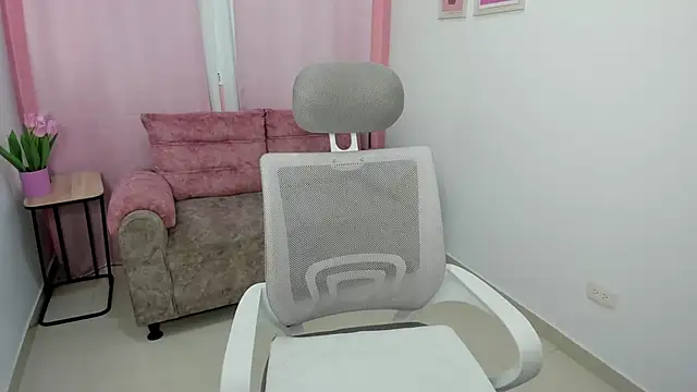 Snapshot of Emiss_Jones chatting on 10/20/25, 12:38 Emiss Jones online show from 10/20/25, 12:38