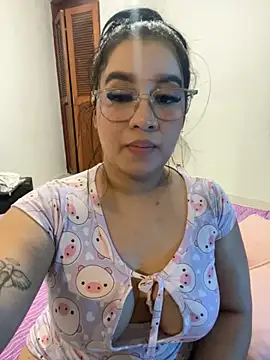 Snapshot of Aliciawhitee chatting on 11/07/25, 01:05 Aliciawhitee online show from 11/07/25, 01:05