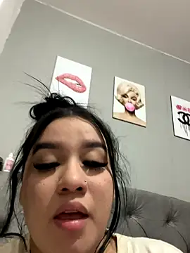 Snapshot of Aliciawhitee chatting on 11/10/25, 02:21 Aliciawhitee online show from 11/10/25, 02:21