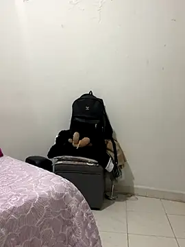 Snapshot of Aliciawhitee chatting on 12/14/25, 03:01 Aliciawhitee online show from 12/14/25, 03:01