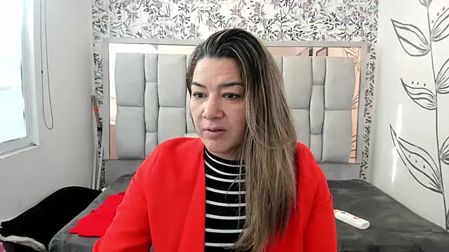 Chanel  Rose   online show from 09/17/25, 12:18