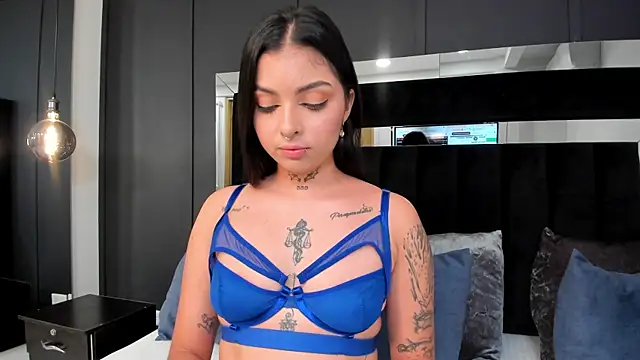 Snapshot of hannah_miltonn chatting on 12/19/25, 06:48 hannah miltonn online show from 12/19/25, 06:48