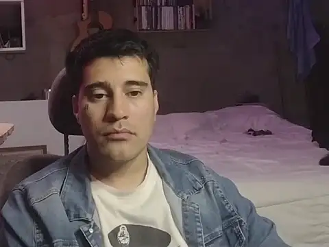 Snapshot of parca13 chatting on 11/21/25, 04:44 parca13 online show from 11/21/25, 04:44