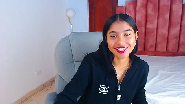 Snapshot of Milaa_Star_ chatting on 10/09/25, 04:10 Milaa Star online show from 10/09/25, 04:10