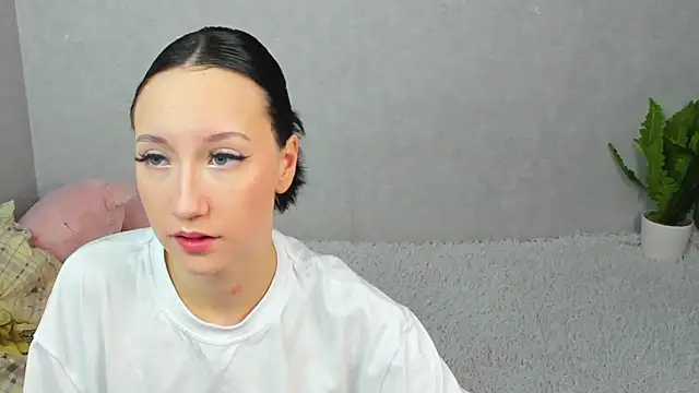 Snapshot of EileenMoores chatting on 12/15/25, 05:39 EileenMoores online show from 12/15/25, 05:39