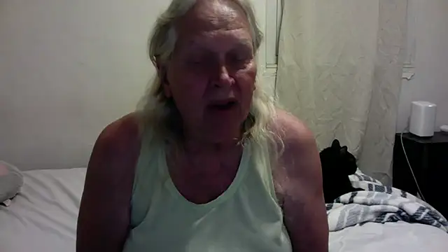 Snapshot of OldLadySara chatting on 10/20/25, 12:33 OldLadySara online show from 10/20/25, 12:33