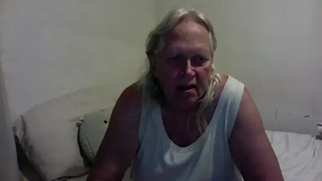 Snapshot of OldLadySara chatting on 10/23/25, 01:38 OldLadySara online show from 10/23/25, 01:38