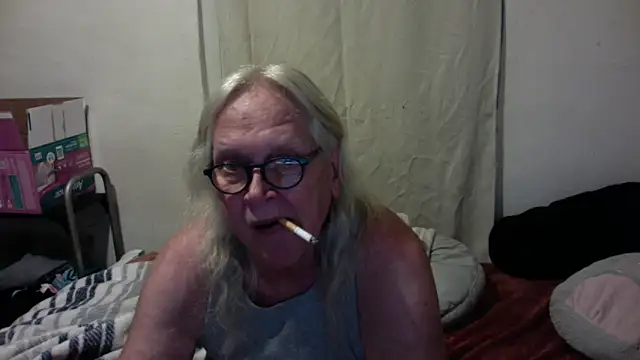 Snapshot of OldLadySara chatting on 05/24/26, 12:37 OldLadySara online show from 05/24/26, 12:37