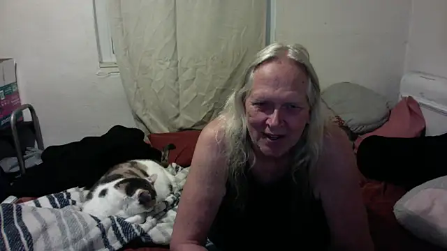 Snapshot of OldLadySara chatting on 05/27/26, 11:29 OldLadySara online show from 05/27/26, 11:29