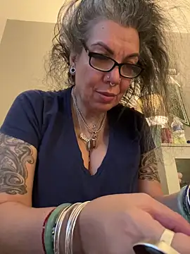 dieseldame1313 online show from 12/19/24, 10:32